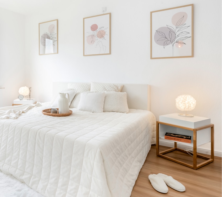 Stilvoll eingerichtetes Schlafzimmer mit hellen Farben und minimalistischer Dekoration – Home Staging von TraumStil.